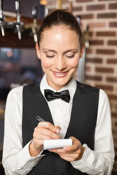 Bardame nimmt Bestellungen entgegen — Stockfoto