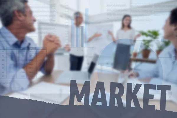 Marknaden mot kollegor arbetar tillsammans — Stockfoto