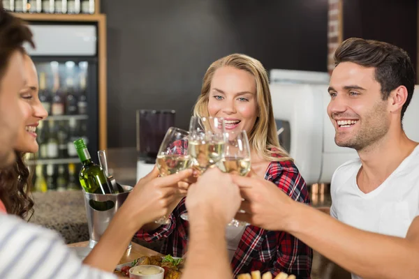 Amis griller avec des verres de vin blanc — Photo