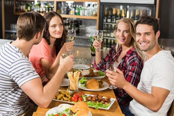 Vänner rosta med vitt vin — Stockfoto