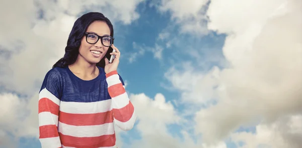 Asiatico donna su un telefono chiamata — Foto Stock