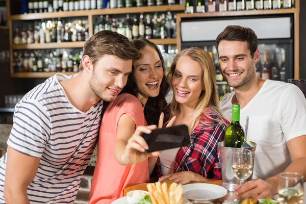 Amigos tomando una selfie —  Fotos de Stock