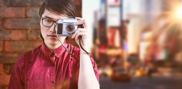 Hipster tomando fotos con una vieja cámara — Foto de Stock