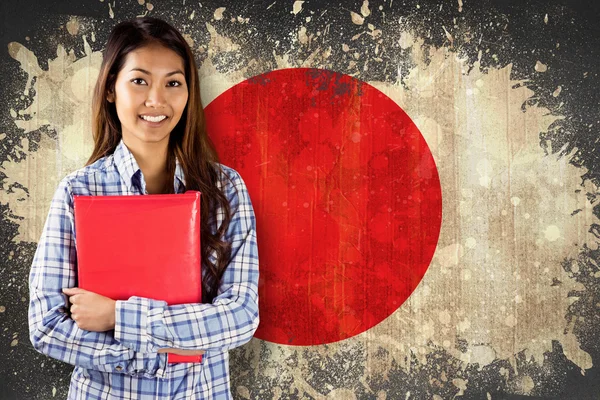 Mujer asiática sosteniendo libro rojo — Foto de Stock