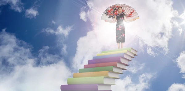 Женщина в кимоно с большим вентилятором — стоковое фото