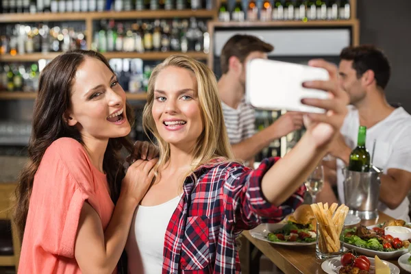 Nő vesz egy selfie — Stock Fotó