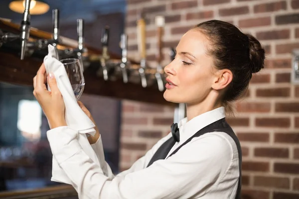 Barmaid cleaning a glass — Stock Photo, Image