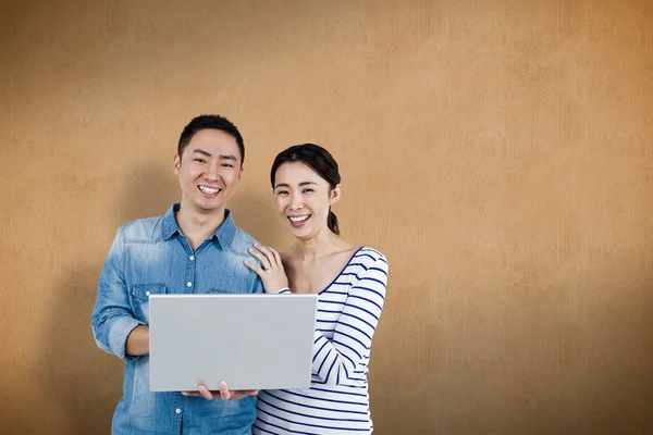 Casal usando laptop — Fotografia de Stock