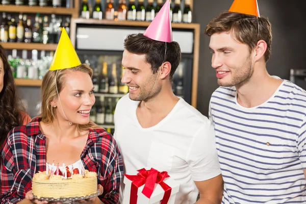 Amigos comemorando aniversário — Fotografia de Stock