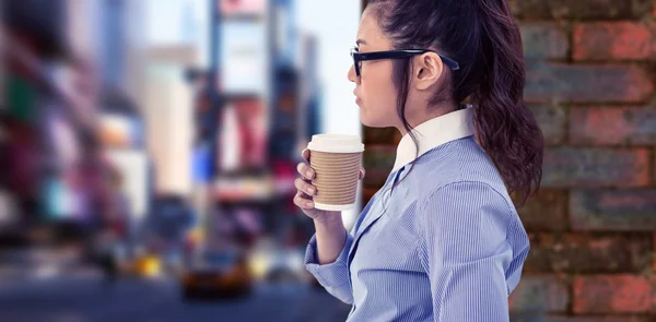 Businesswoman holding disposable cup — Stock Photo, Image