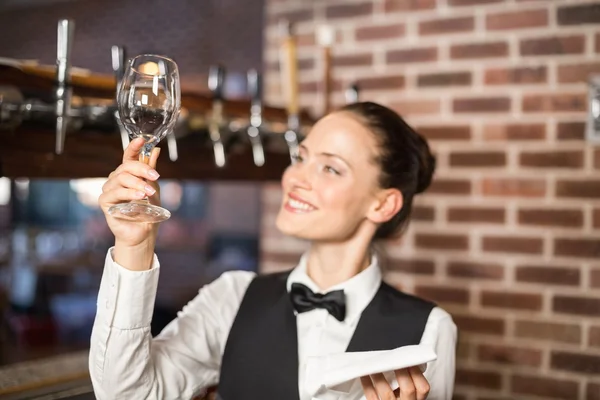 Barmanka, při pohledu na sklenku vína — Stock fotografie