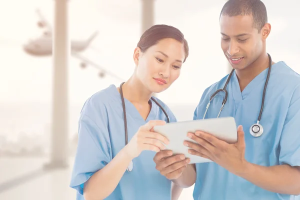 Chirurgiens regardant tablette numérique à l'hôpital — Photo