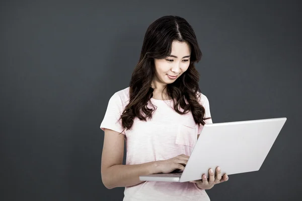 Mujer feliz usando portátil — Foto de Stock