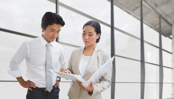 Estate agent showing lease to customer — Stock Photo, Image