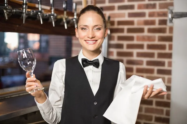 Barmanka drží sklenici na víno — Stock fotografie