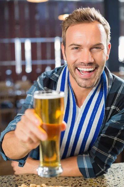 Homem brindando uma cerveja — Fotografia de Stock