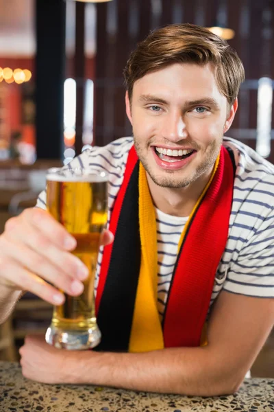 Hombre tostando una cerveza —  Fotos de Stock