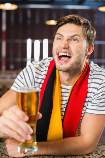 Mann stößt beim Lachen auf ein Bier an — Stockfoto