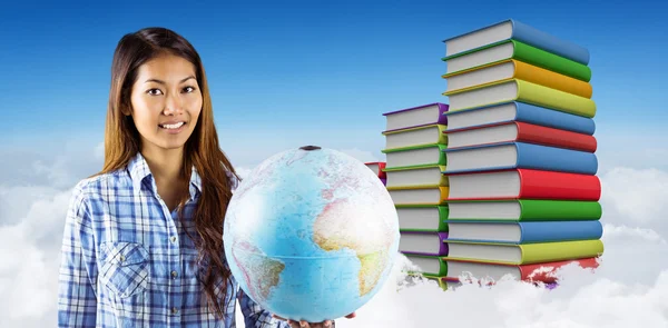 Sonriendo mujer asiática sosteniendo un globo — Foto de Stock