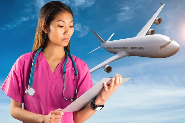 Asiático enfermeira com estetoscópio contra o céu azul — Fotografia de Stock