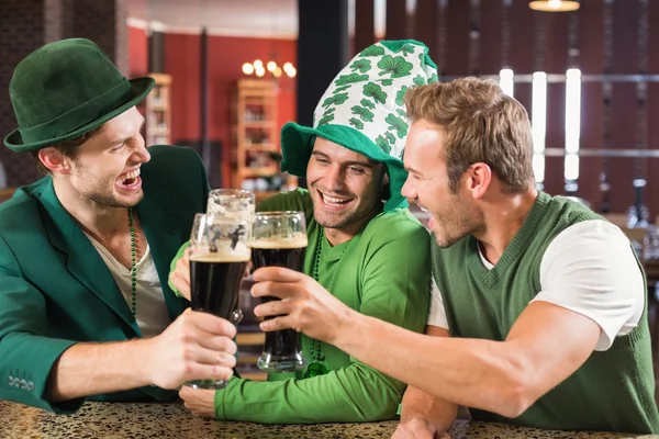 Homens brindando cervejas — Fotografia de Stock