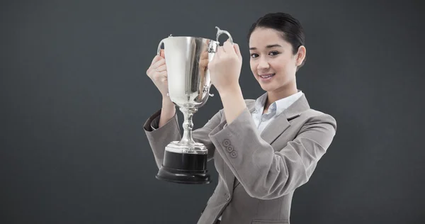 Geschäftsfrau hält eine Tasse in der Hand — Stockfoto