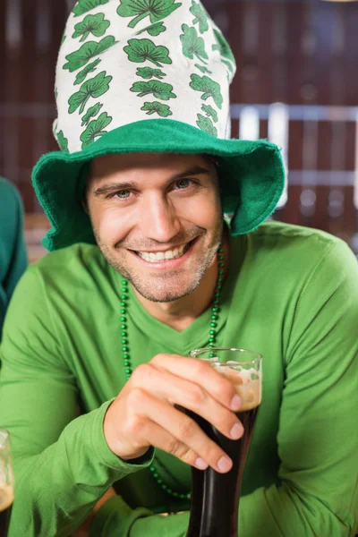 Homem sorridente com um chapéu a brindar a uma cerveja — Fotografia de Stock