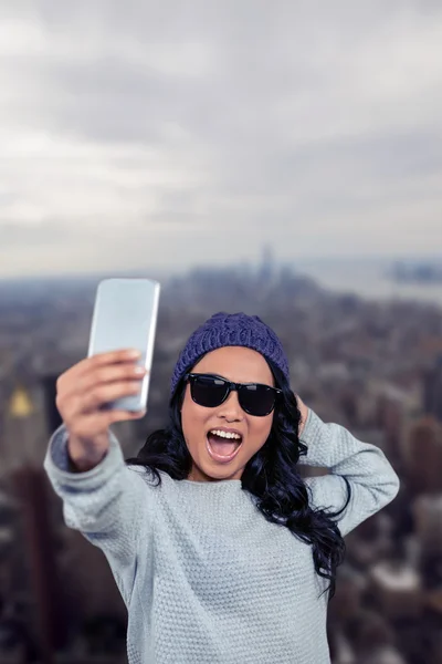 Asiática mulher tomando selfie — Fotografia de Stock