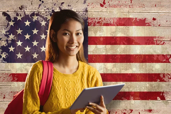 Asiático mujer estudiante usando tableta — Foto de Stock