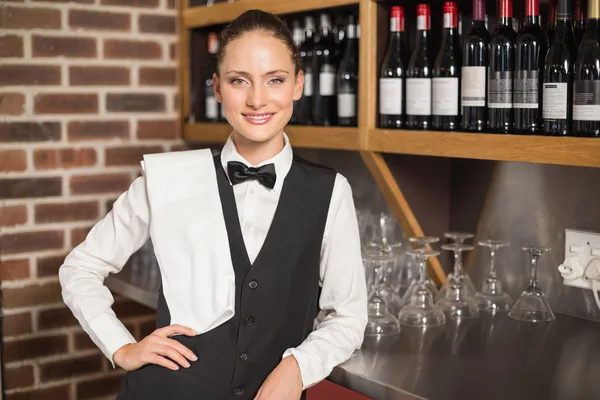 Barmaid souriant à la caméra — Photo