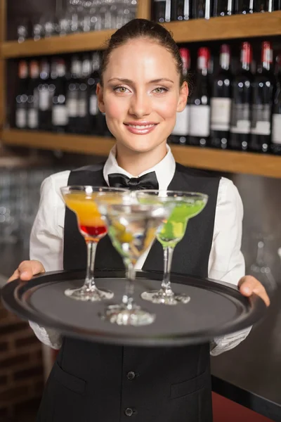 Bardame hält Teller mit Cocktails — Stockfoto