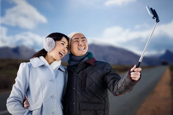 Pareja tomando fotos divertidas usando el teléfono inteligente — Foto de Stock