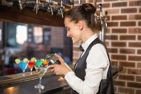 Empregada de bar derramando um coquetel em um bar — Fotografia de Stock