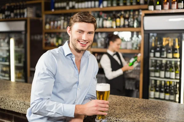 Muž l hospodářství pivo — Stock fotografie