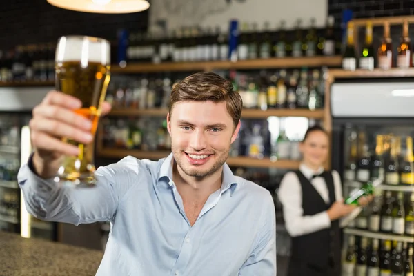 Homem brindando uma cerveja — Fotografia de Stock