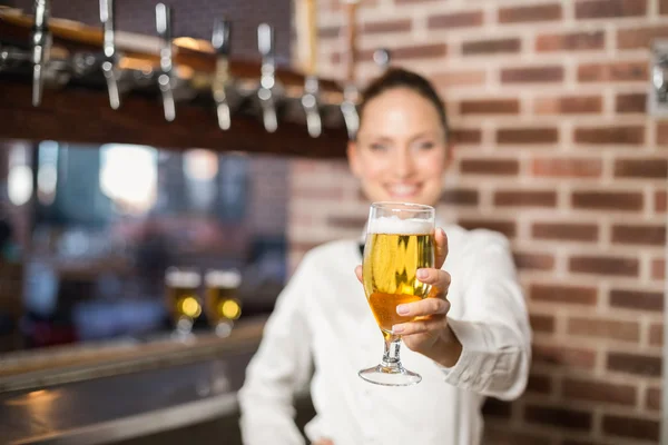 Barmaid tenant une bière — Photo