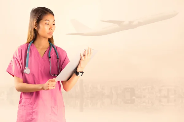 Enfermera asiática con estetoscopio — Foto de Stock