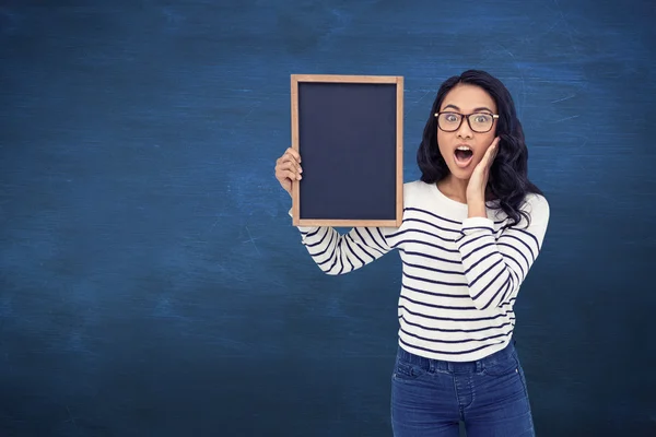 Aziatische vrouw bedrijf blackboard — Stockfoto