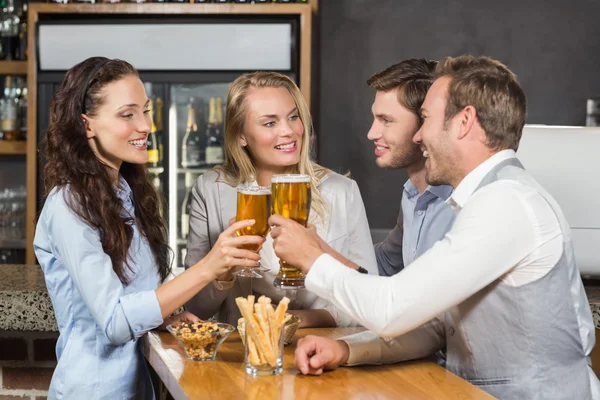 Vrienden roosteren met bieren — Stockfoto