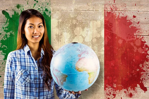 Aziatische vrouw met een globe — Stockfoto