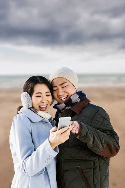 Koppel de slimme telefoon kijken — Stockfoto