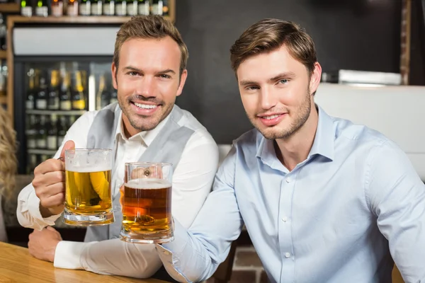 Män grillas med öl — Stockfoto