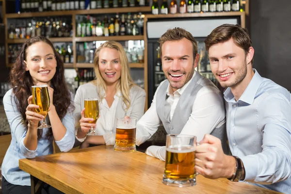 Arkadaşlar bira ile kızartma — Stok fotoğraf