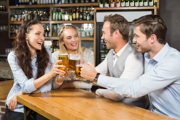 Amigos brindam com cervejas — Fotografia de Stock