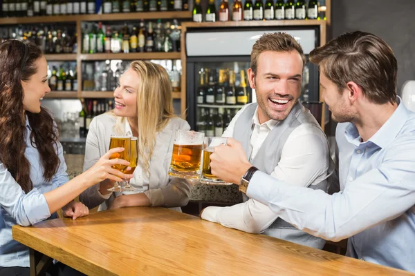 Freunde stoßen an, während sie einander anschauen — Stockfoto