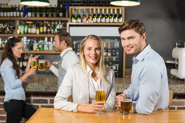 Couples holding beers — Stock Photo, Image