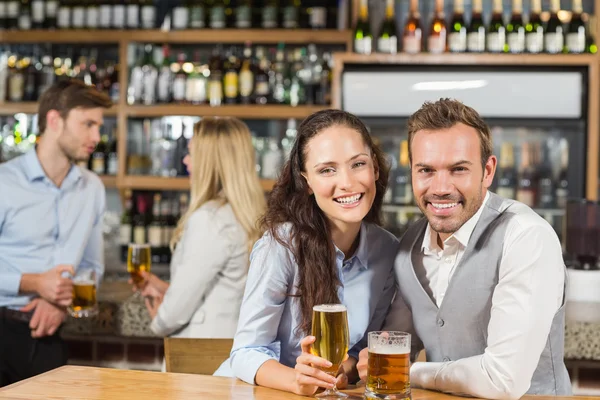 Paare mit Bier in der Hand — Stockfoto