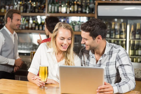 Casal olhando para um laptop — Fotografia de Stock