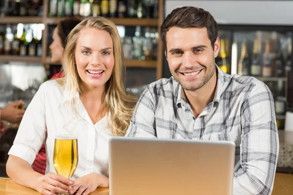 Couple smiling at camera — Stock Photo, Image