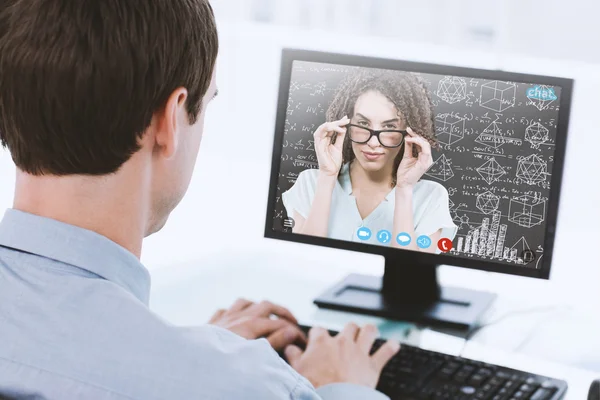 Hombre utilizando el ordenador contra el chat de vídeo —  Fotos de Stock